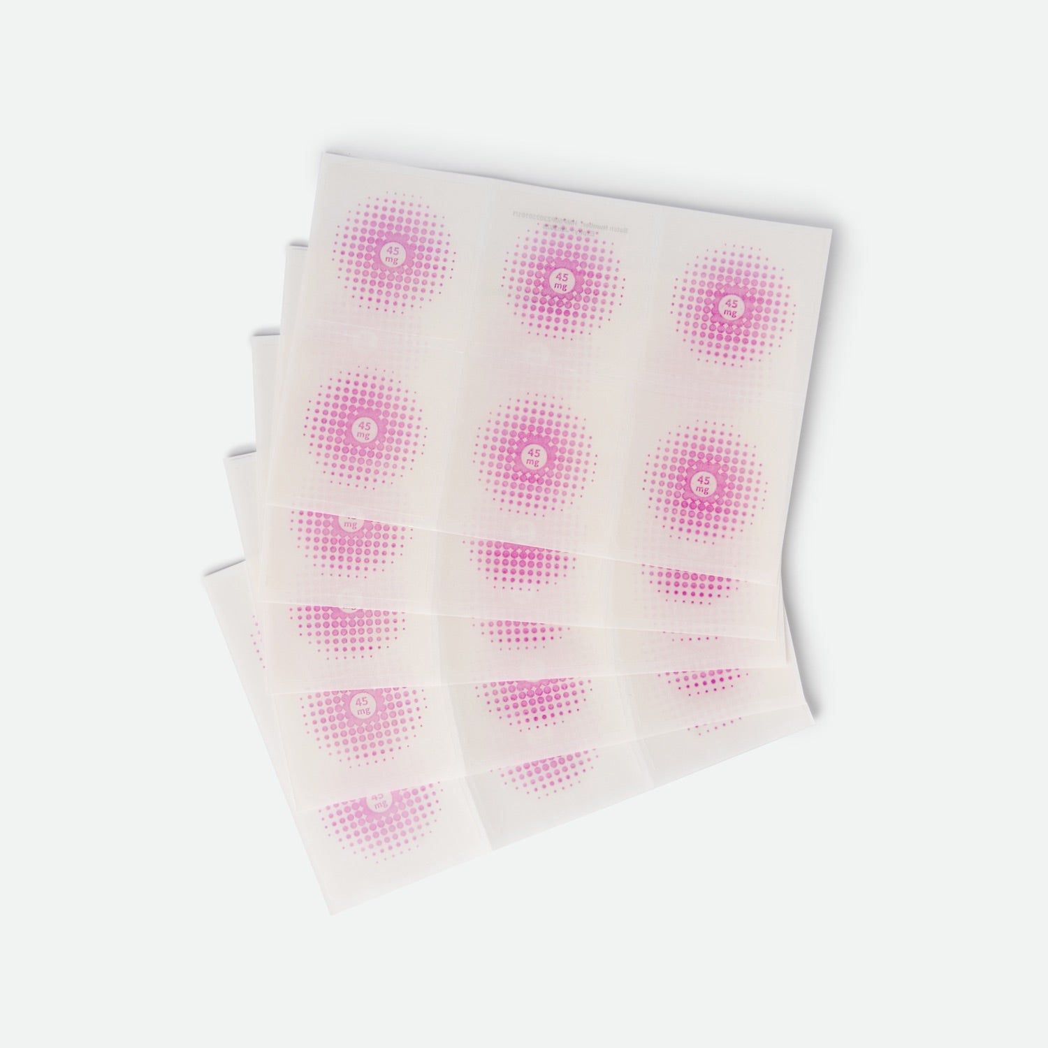 Plusieurs patchs CBD empilés avec un motif de points roses et l'indication 45mg.