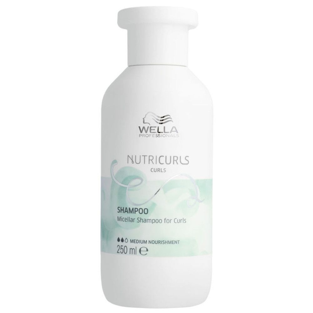 Flacon de shampooing blanc avec accents bleu-vert. Inscriptions : Wella, Nutricurls, Shampoo. Volume : 250 ml.