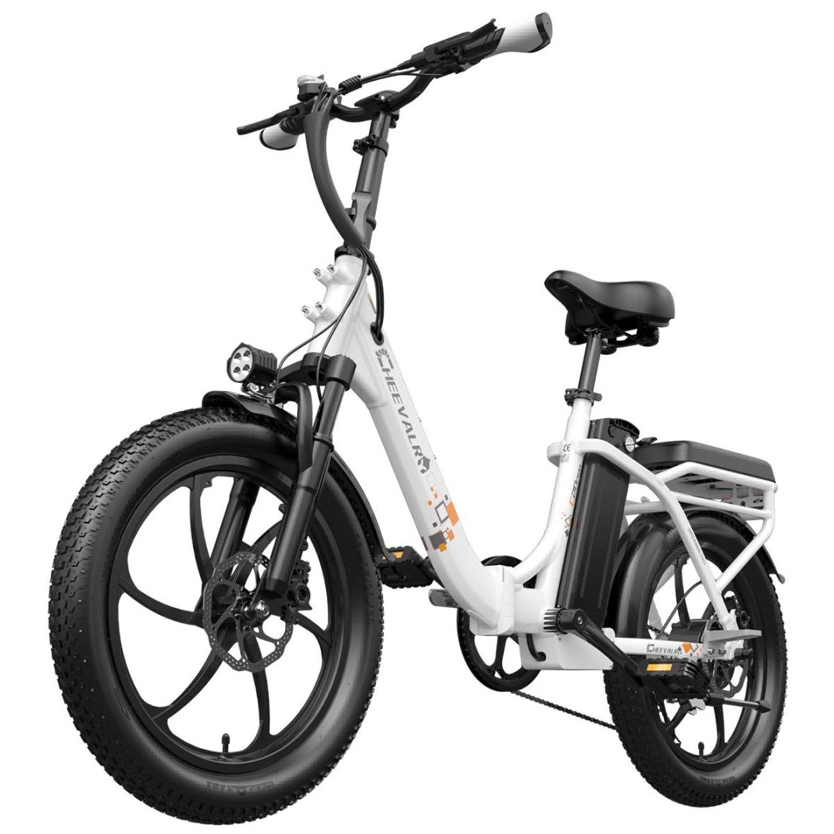 Witte elektrische fiets met zwarte banden en details. Bagagerek, koplamp en zadel. Merk Cheevalry.