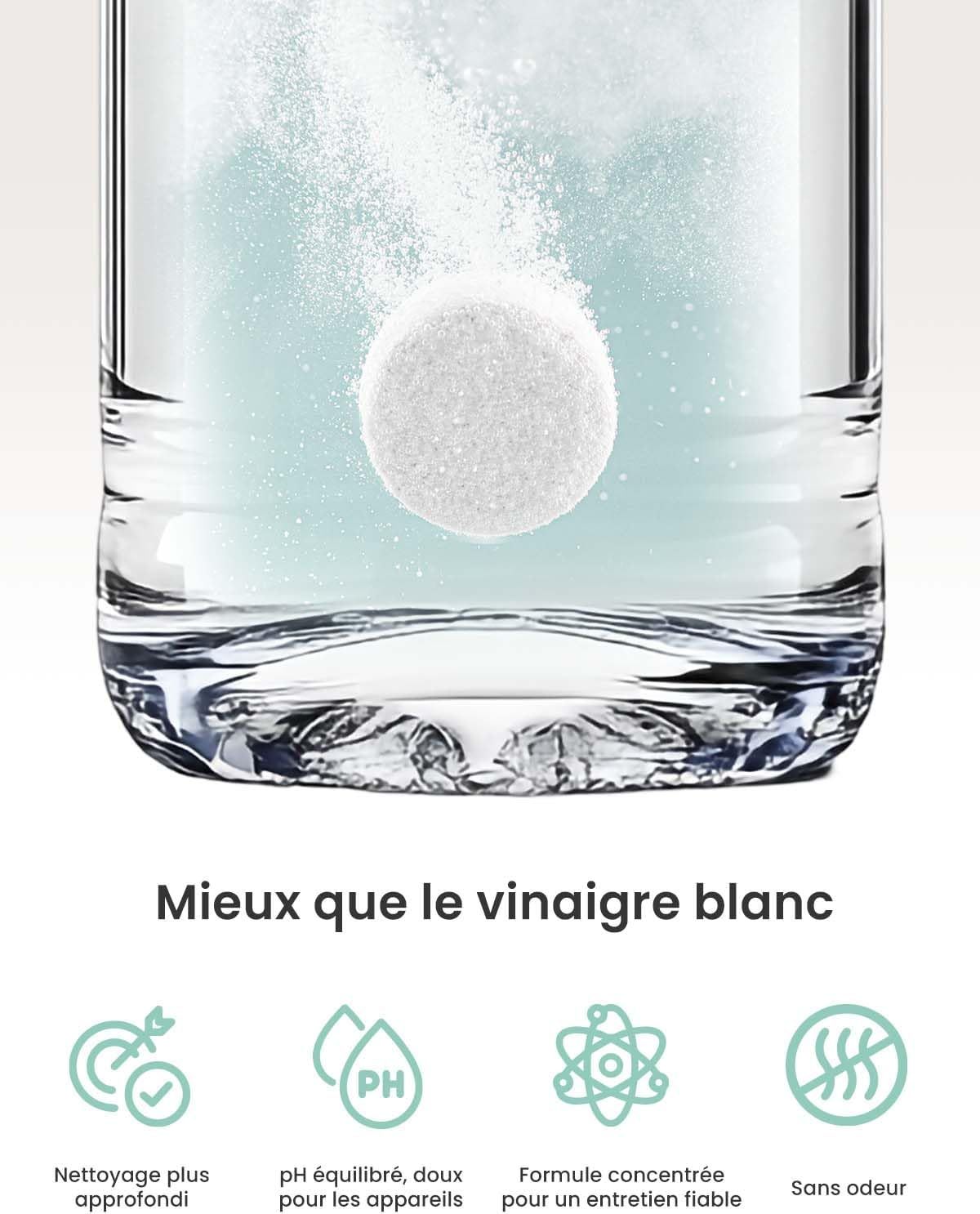 Un comprimé effervescent blanc se dissout dans un verre d'eau, créant des bulles.