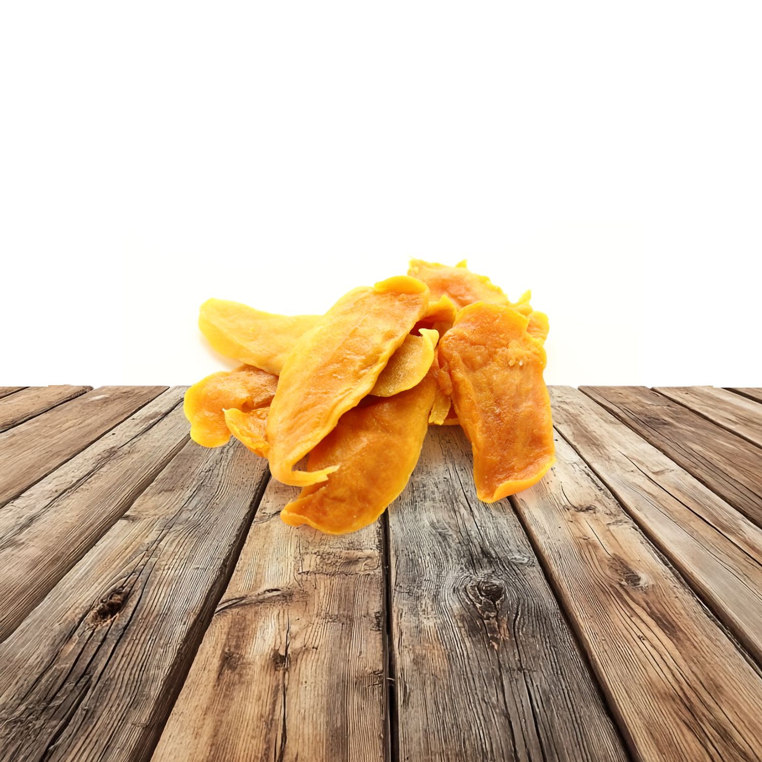 Gedroogde mangoschijven op een houten ondergrond.