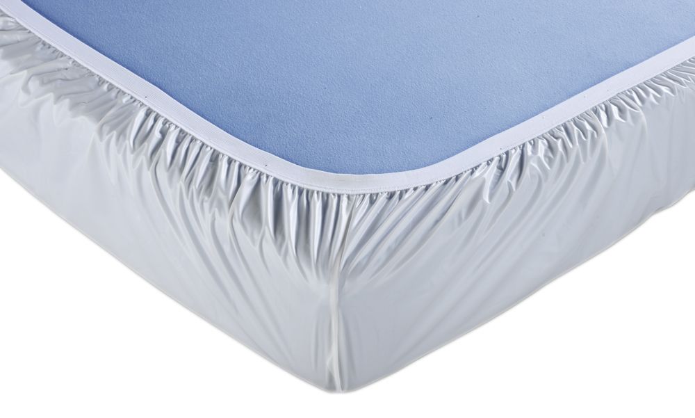 Wit PVC hoeslaken op blauwe ondergrond. Hoek zichtbaar, vouwen aan de rand.