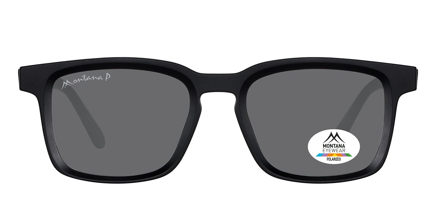 Lunettes de soleil noires avec verres rectangulaires. Logo Montana Eyewear sur la branche gauche et autocollant sur le verre droit.