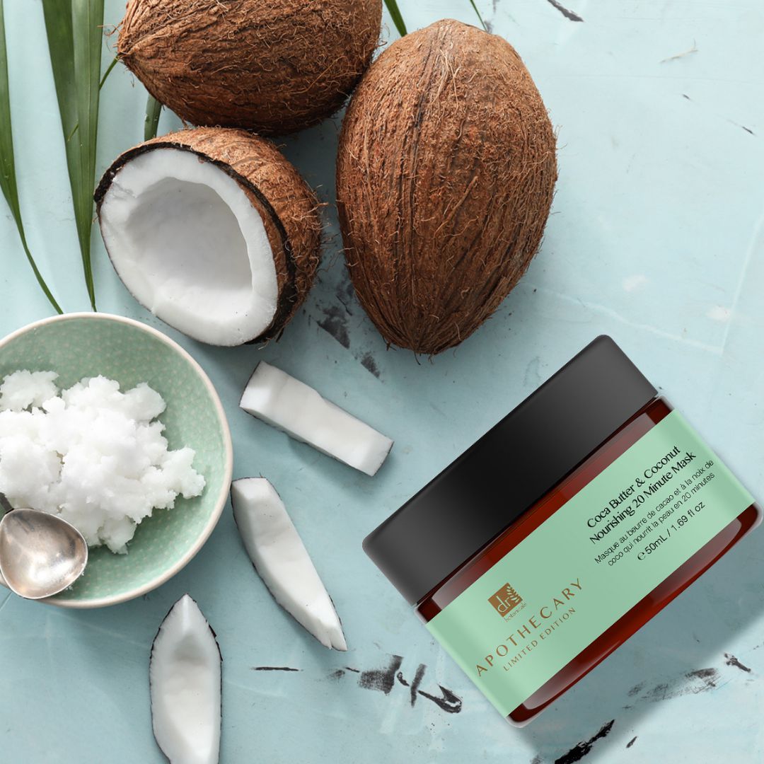 Kokosnoten, kokosvlokken en pot met groen etiket. Tekst: Cocoa Butter & Coconut Nourishing 20 Minute Mask.