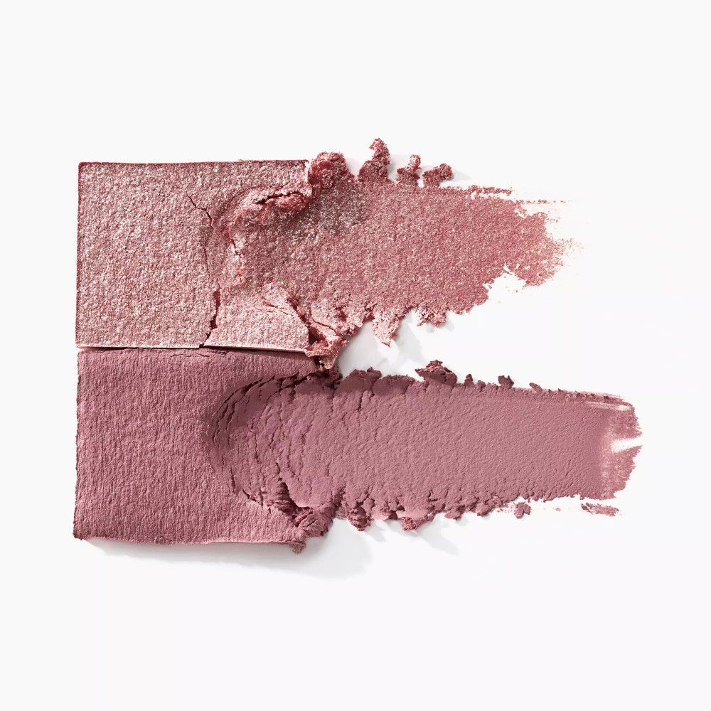 Deux échantillons de fard à paupières. Scintillant en haut, mat en bas. Les couleurs sont rose et rose clair. La texture est crémeuse.