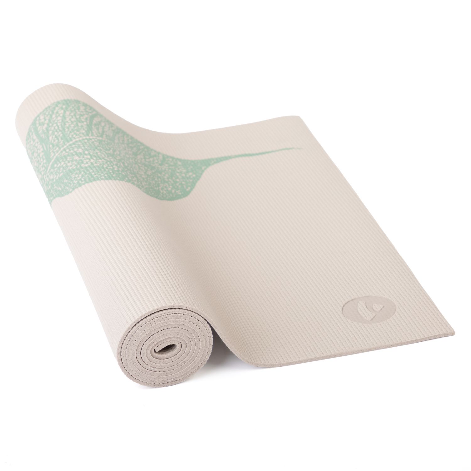 Opgelrolde yogamat met bladerenpatroon. Beige basis, groene bladeren. Logo aan de rechterkant.
