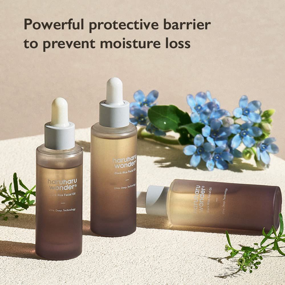Drie flessen HaruHaru Wonder Black Rice Facial Oil. Twee rechtop, één liggend. Tekst: Krachtige beschermende barrière, voorkomt vochtverlies.