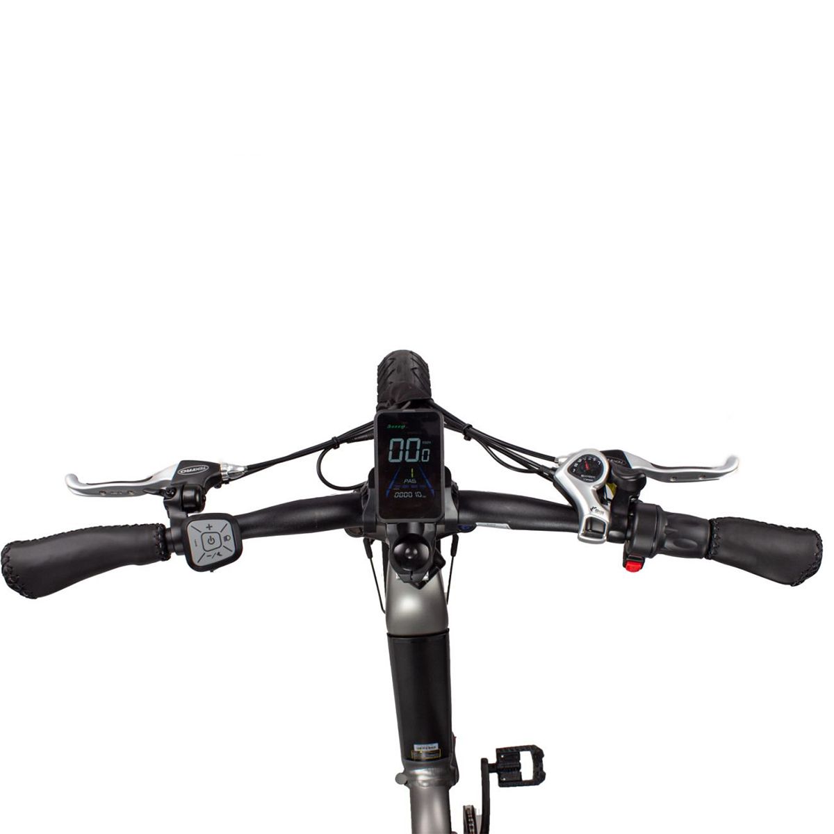 Fietsstuur met bediening en display. Zwarte handvatten, remhendels en een digitaal display. De achtergrond is wit.