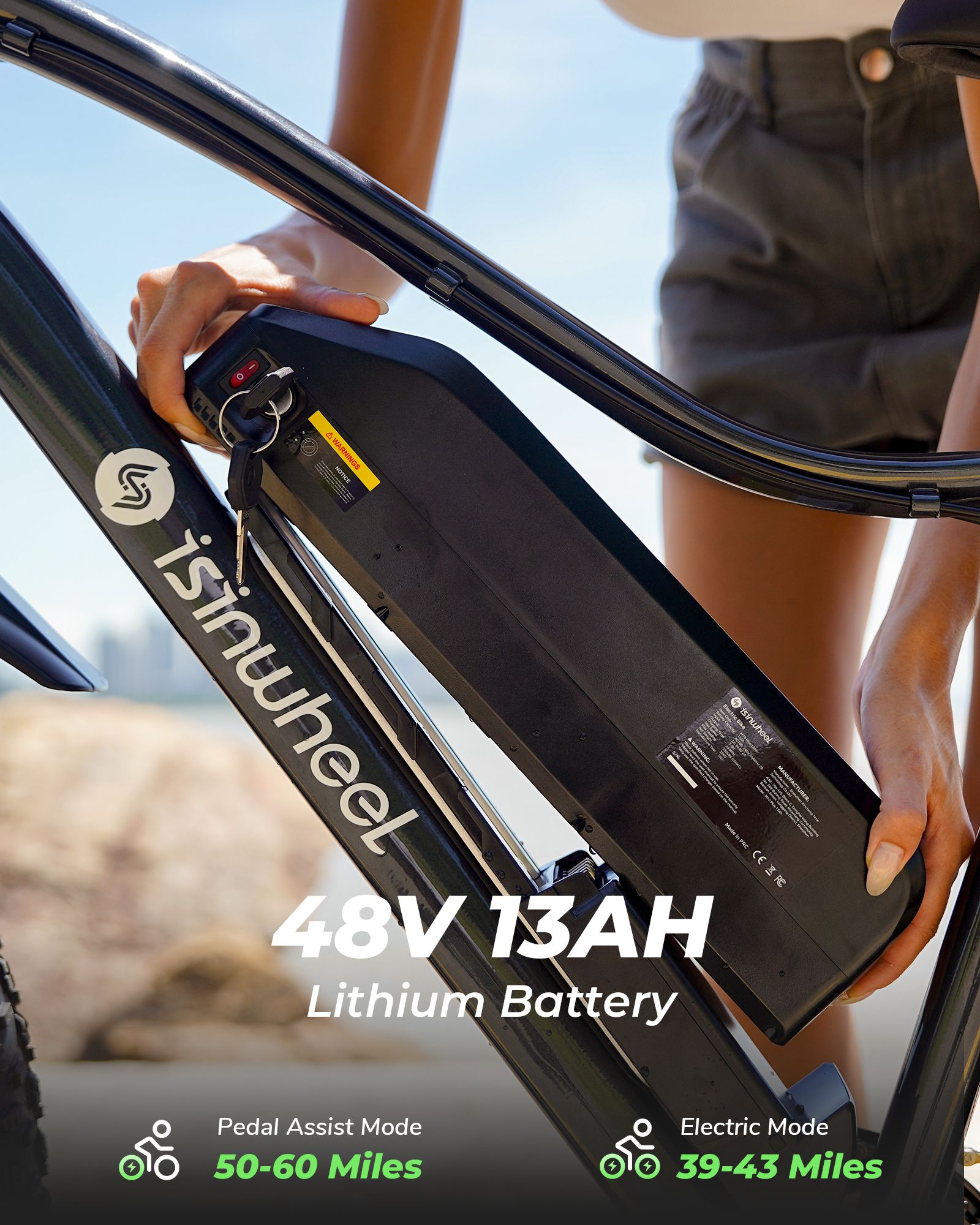 Persoon houdt een accu vast. Op de accu staat '48V 13AH Lithium Battery'. Een e-bike op de achtergrond.