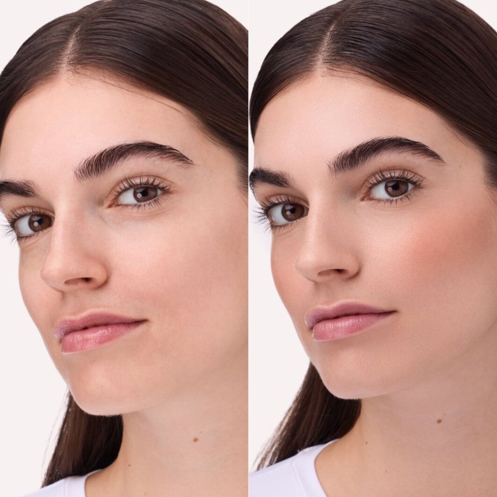 Twee vrouwenportretten. Links: onopgemaakt. Rechts: met blush op de wangen. Beide met donker haar.