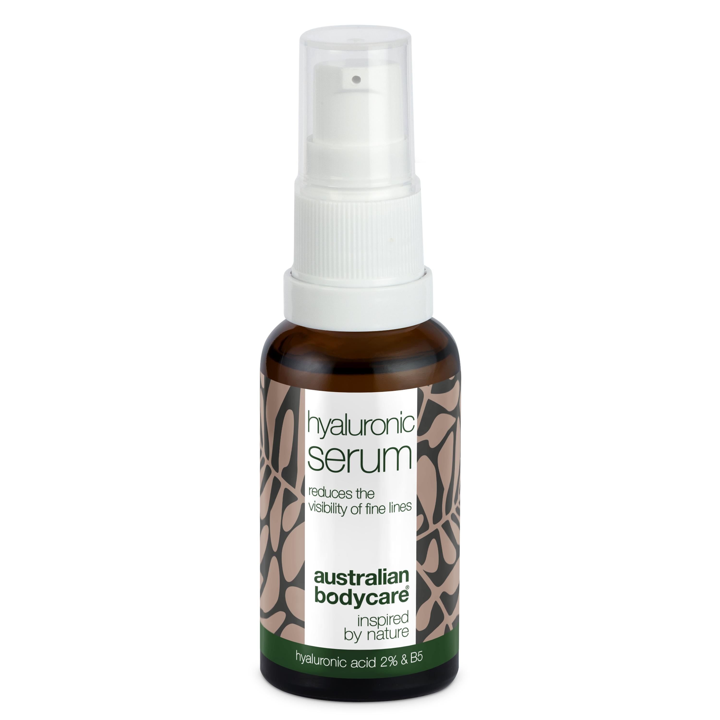 Flacon brun avec pompe blanche. Inscription : Hyaluronic Serum, australian bodycare.