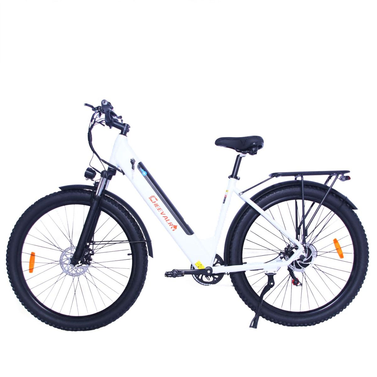 Witte elektrische fiets met zwarte banden en bagagerek. Cheevalry-logo zichtbaar op het frame.