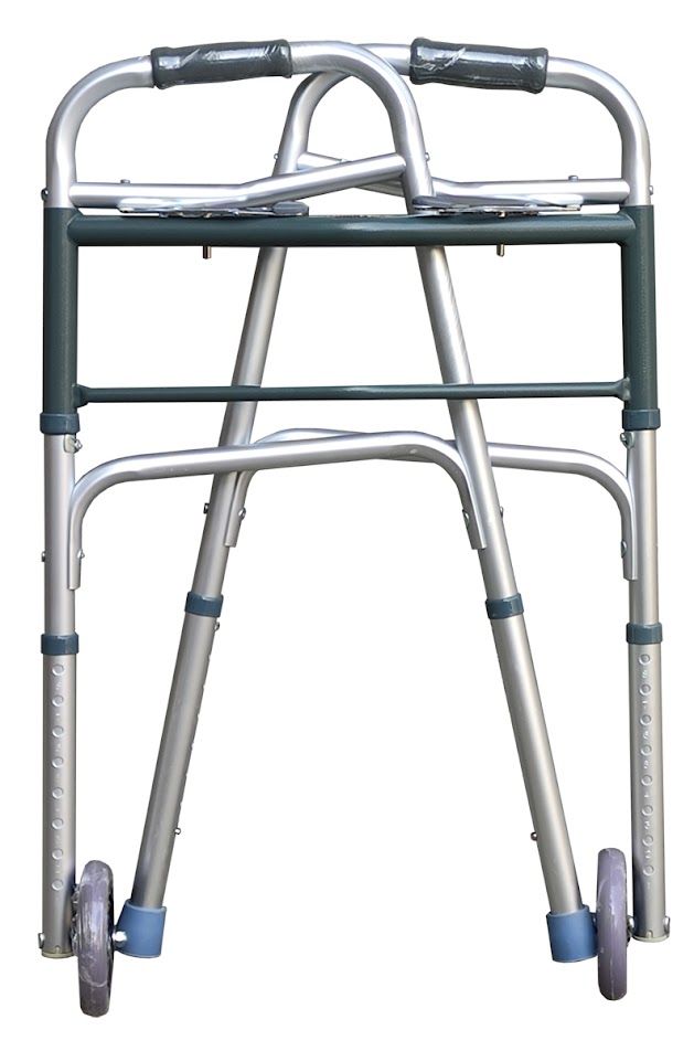 Opgevouwen rollator met twee wielen en twee punten. Zilverkleurig metalen frame met zwarte handgrepen en wielen.