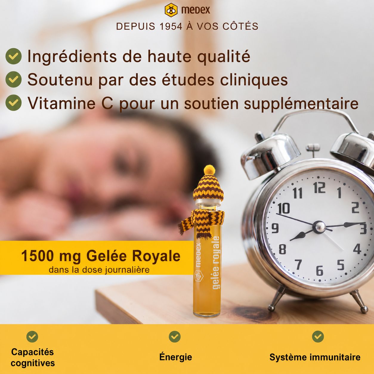 Ampoule Medex Gelée Royale avec bonnet et écharpe, près d'un réveil, personne endormie.