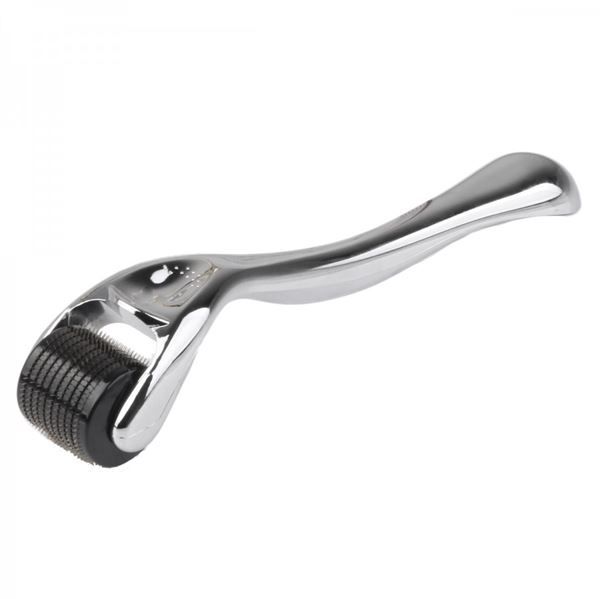 Derma roller met zilveren handvat en zwarte rolkop, van de zijkant getoond.