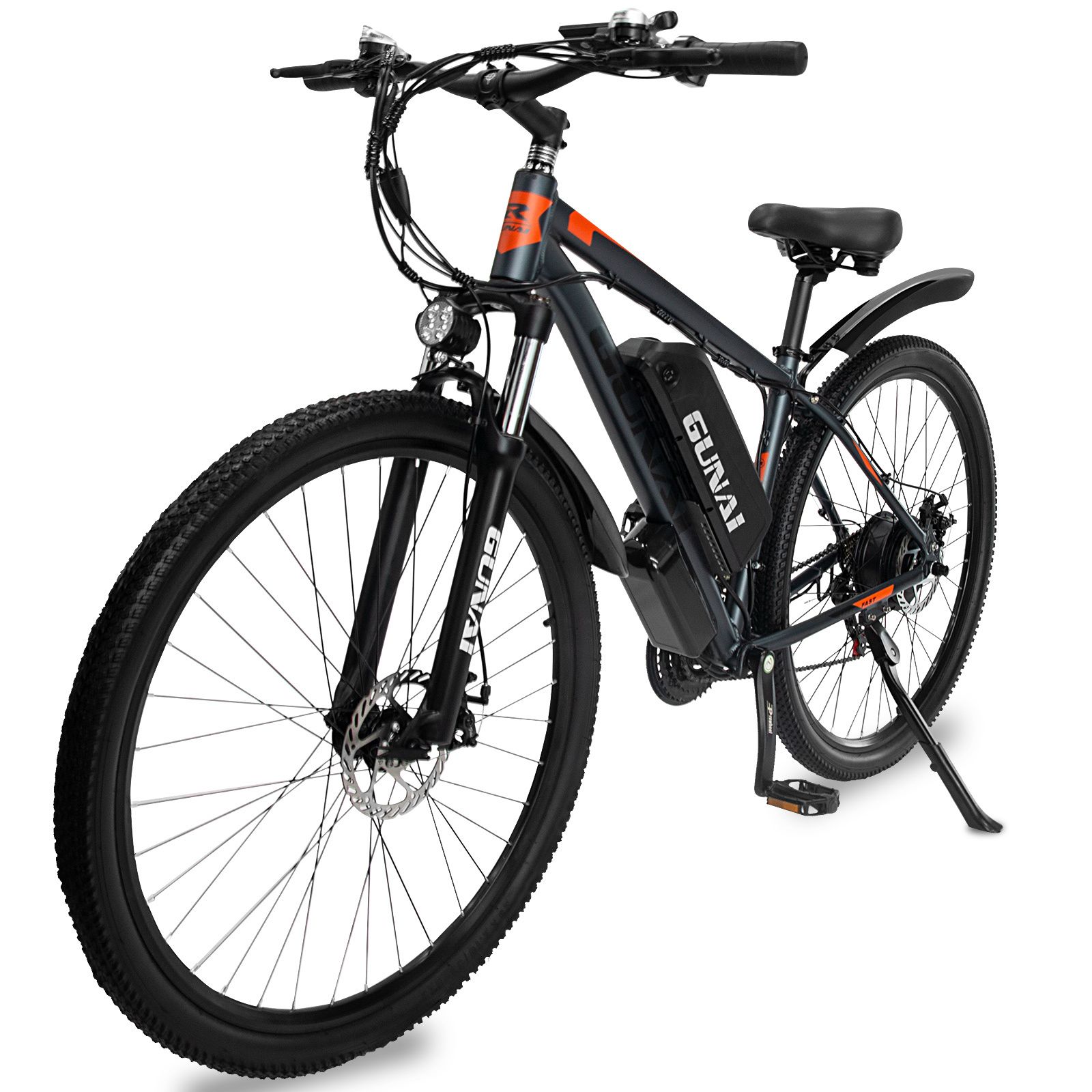 Zwarte elektrische mountainbike met oranje accenten. Zichtbaar: koplamp, spatborden, schijfremmen, GUNAI-logo.