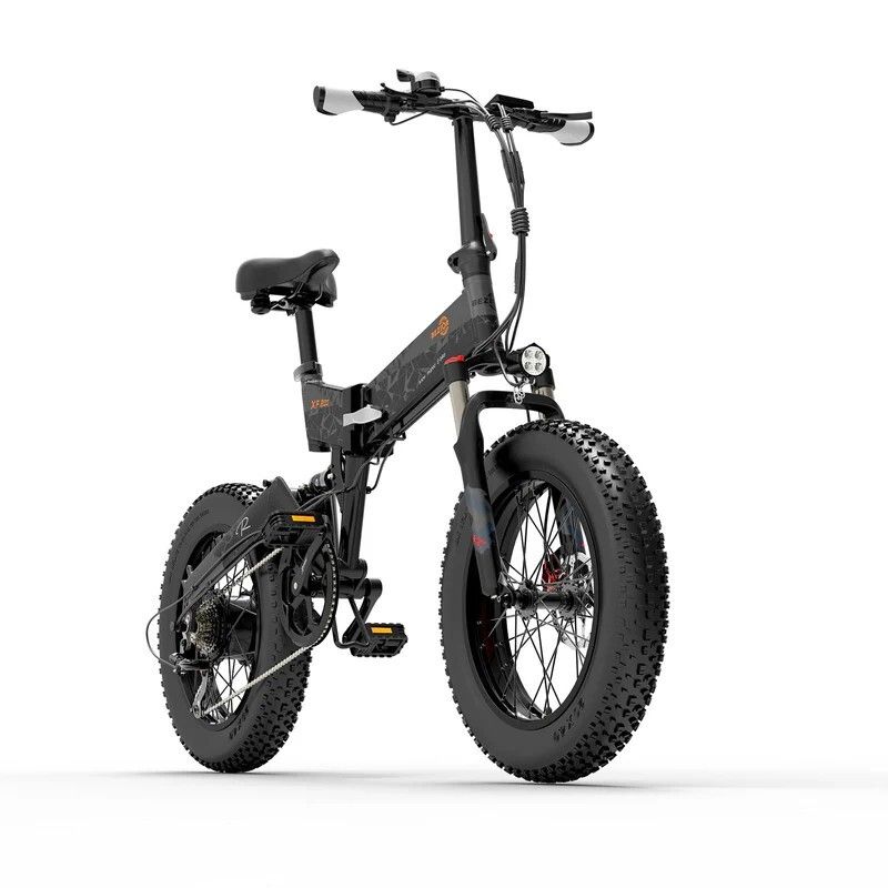 Zwarte, opvouwbare elektrische fiets. Brede banden, koplamp, zadel. Vooraanzicht. Details: schijfremmen, pedalen.