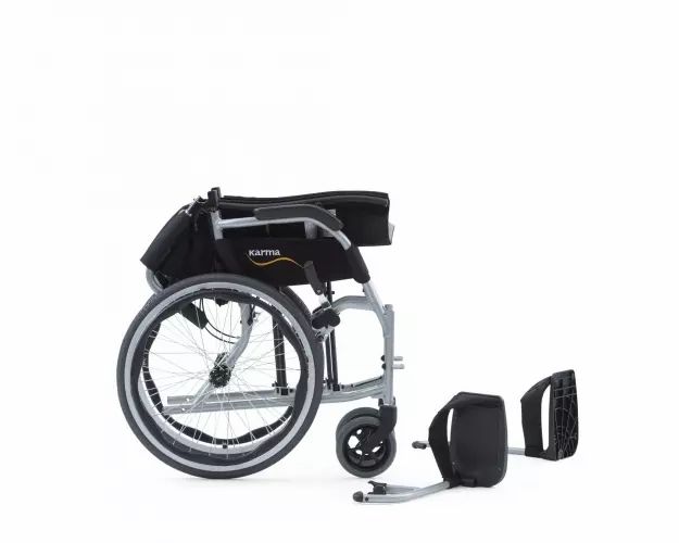Fauteuil roulant léger en vue latérale, partiellement plié, avec repose-pieds amovibles.