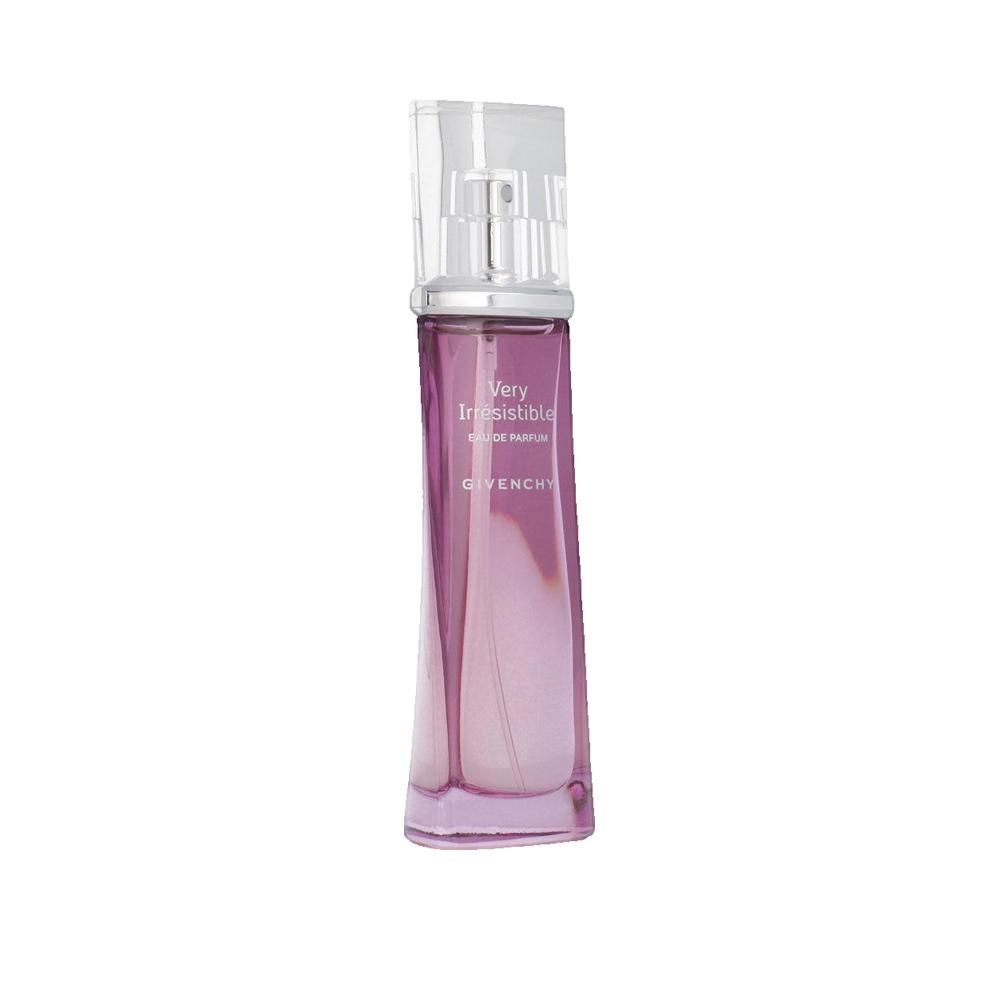 Roze parfumfles, zilveren verstuiver, opschrift "Very Irresistible" en "Givenchy". 