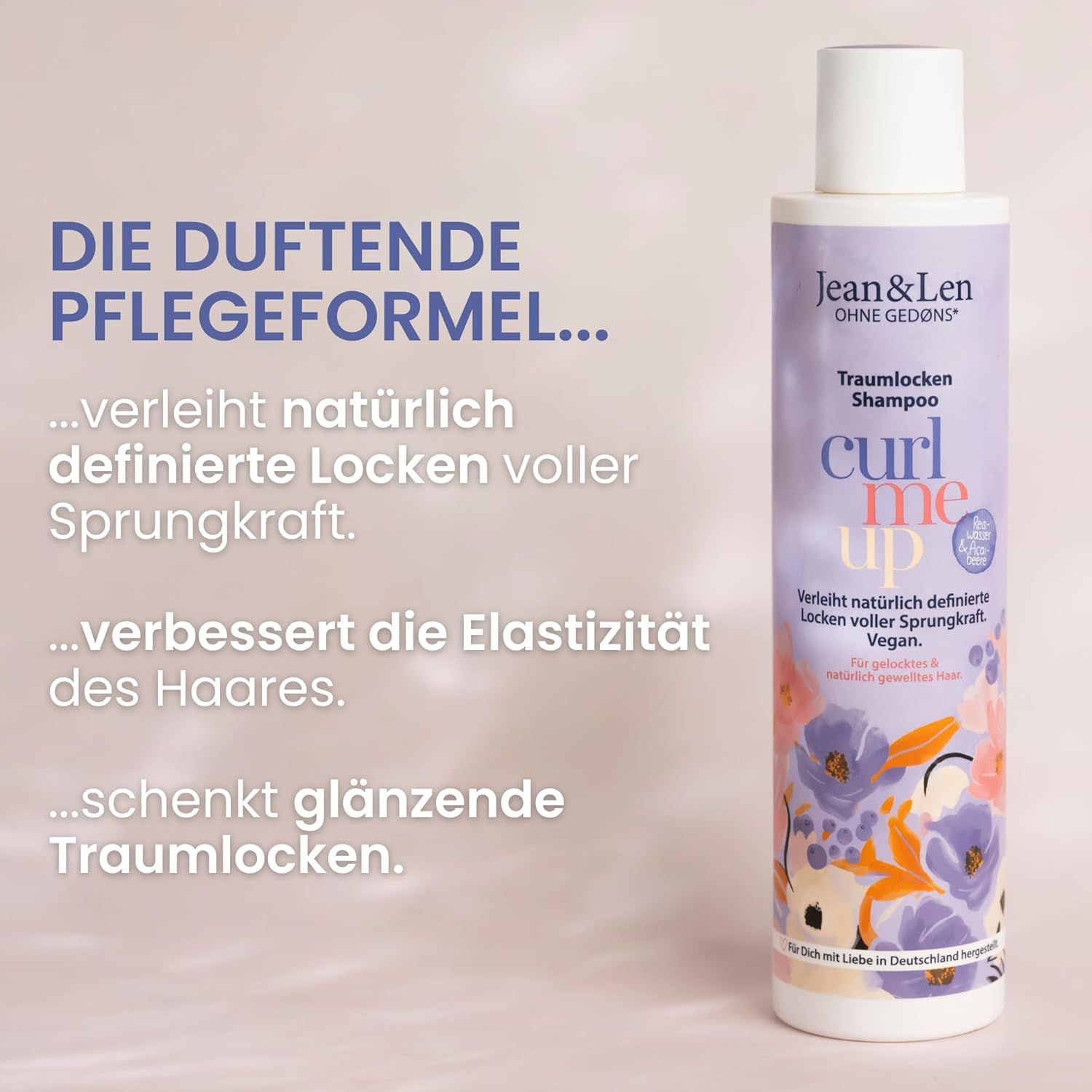 Shampoo fles. Tekst: De geurende verzorgingsformule... geeft natuurlijk gedefinieerde krullen vol veerkracht... verbetert de elasticiteit van het haar... geeft glanzende droomkrullen.