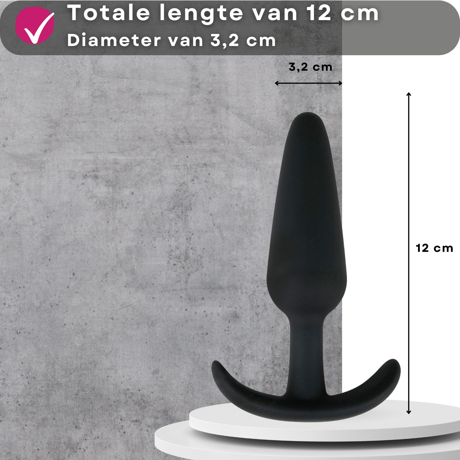 Zwarte anale plug met handvat. Afmetingen: 12 cm lang, Ø 3,2 cm. Grijze achtergrond.