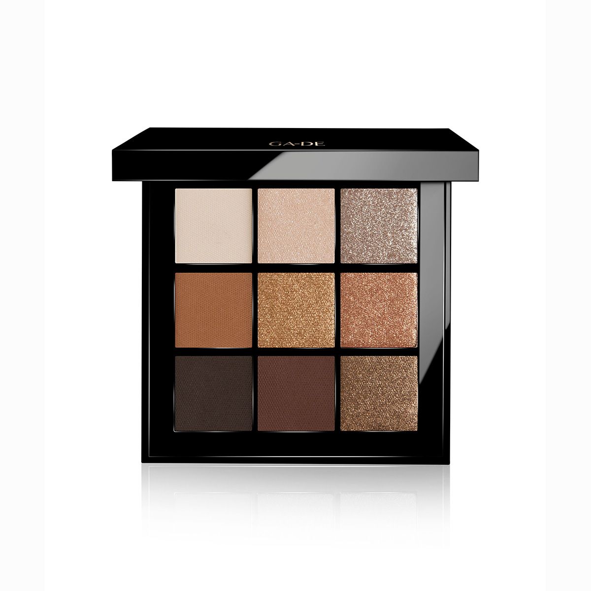 Palette de fards à paupières Ga-De Velveteen avec neuf teintes dans un boîtier noir carré. Le nom "GA-DE" est visible.