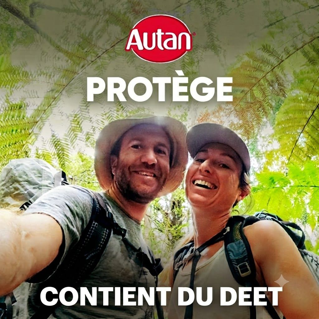Autan protège. Contient du DEET. Deux personnes avec sacs à dos en forêt.