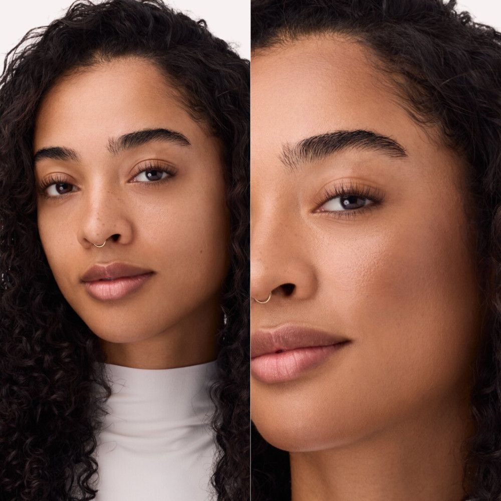 Gezicht van een vrouw, links ongeschminkt, rechts geschminkt. Gebronsde huid, donkere wenkbrauwen, neusring. Rechts: contouring zichtbaar.