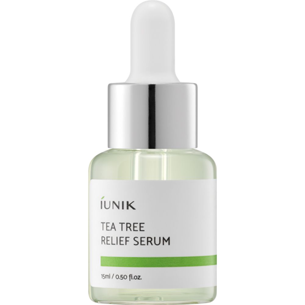 Sérum clair en flacon de verre avec pipette. Étiquette blanche avec bande verte et texte: iUNIK TEA TREE RELIEF SERUM.