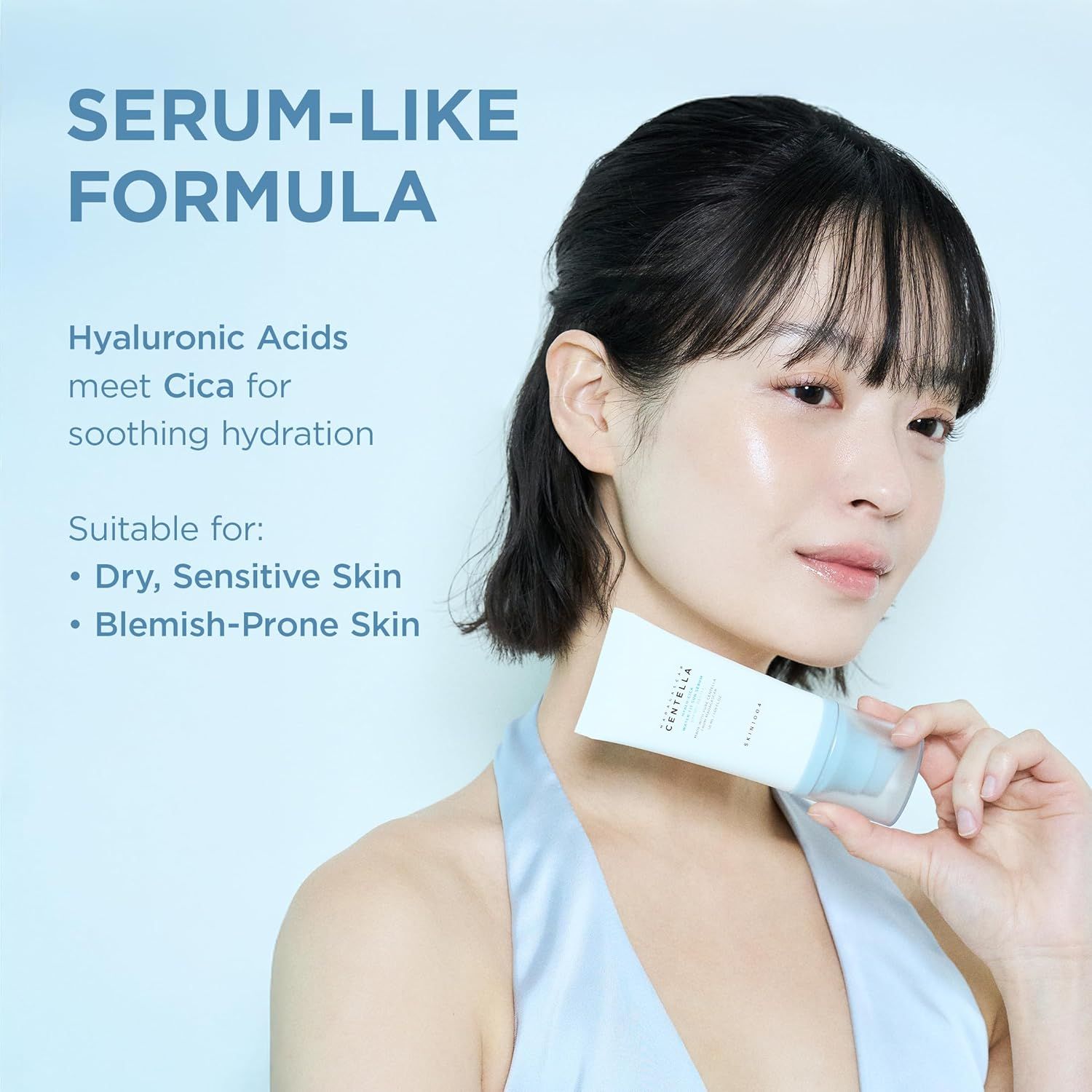 Vrouw houdt tube vast. Opschrift: Centella Hyalu-Cica Water-Fit Sun Serum. Merk: SKIN1004. Geschikt voor droge, gevoelige huid.