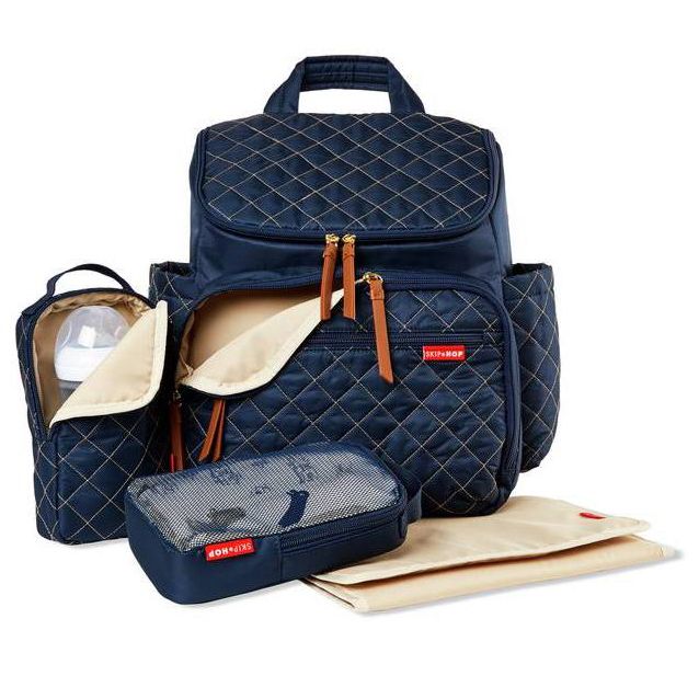 Blauwe luiertas met accessoires: geïsoleerde flessentas, netvak, aankleedkussen. Allemaal met bruine details.