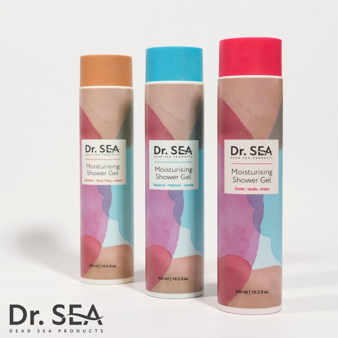 Drie flessen Dr. SEA, Moisturising Shower Gel. Kleuren: bruin, blauw, rood. Opschrift: Dr. SEA, Dead Sea Products.