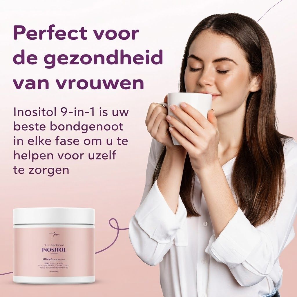 Een vrouw drinkt thee naast een pot inositolpoeder.