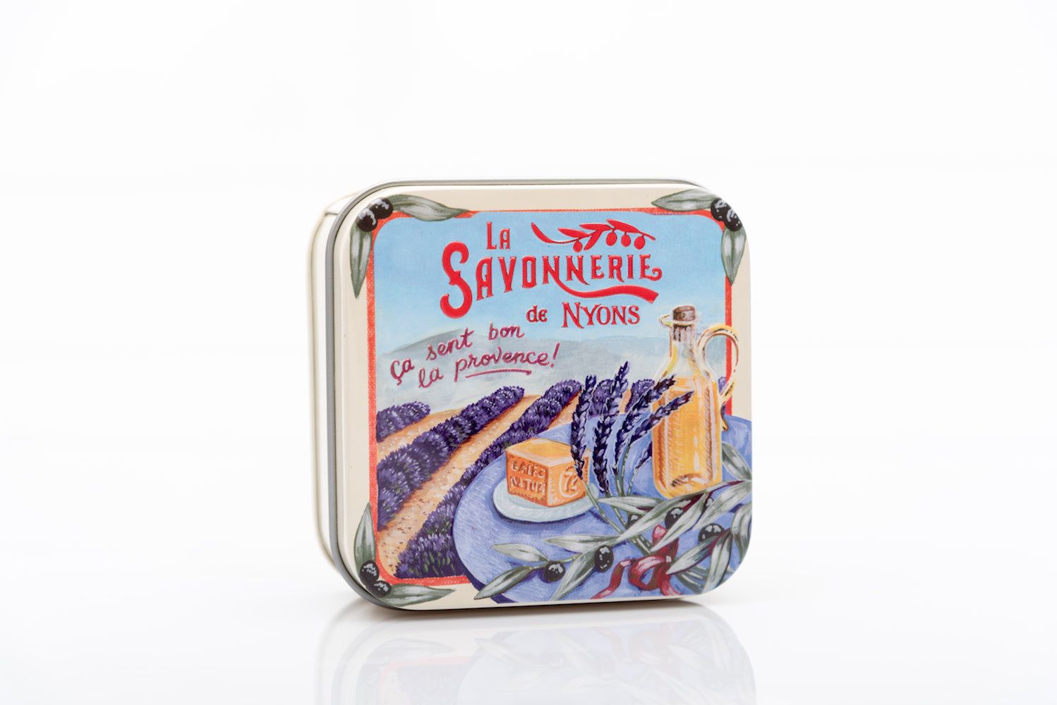 Vierkante metalen doos met lavendeldecoratie en opschrift "La Savonnerie de Nyons".