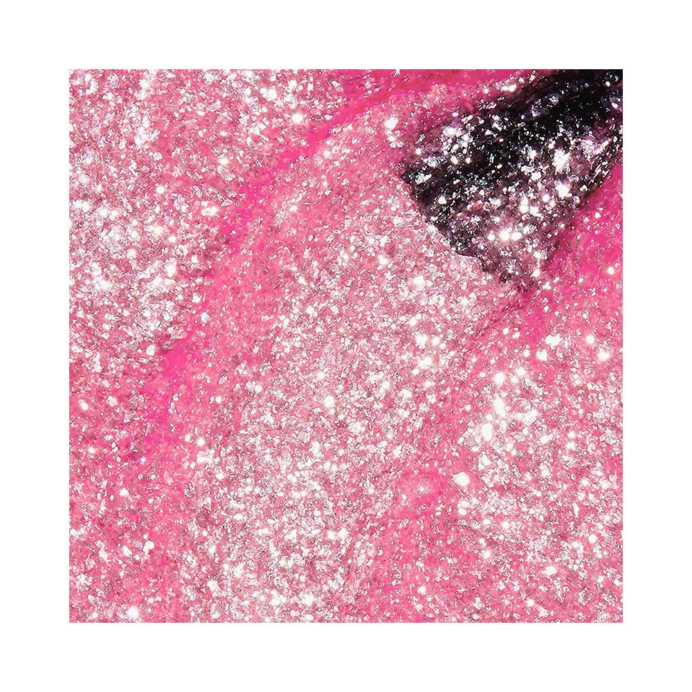 Roze nagellak met glitter. De borstel is gedeeltelijk zichtbaar.