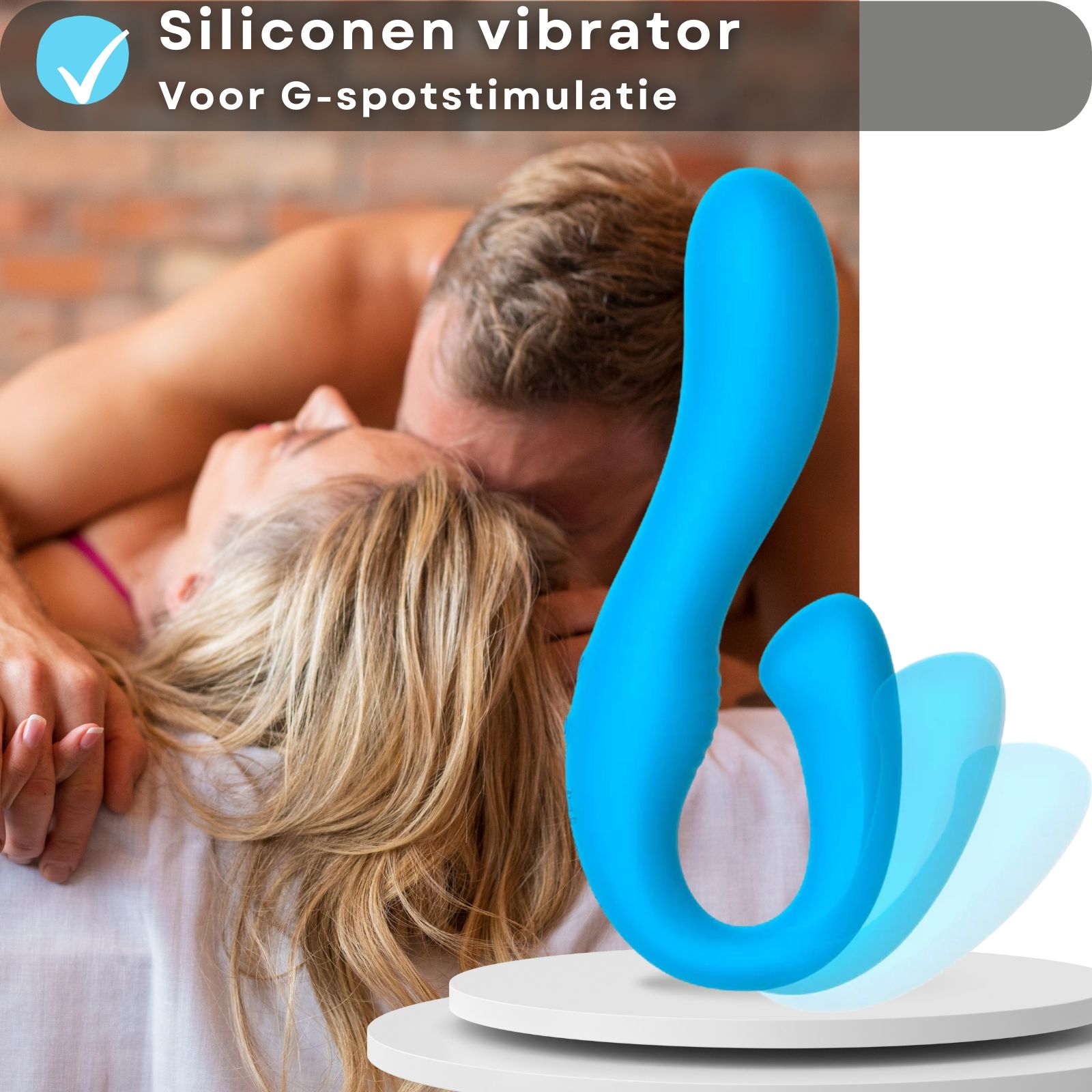 Blauwe siliconen vibrator. G-spot stimulatie. Achtergrond: paar. Op voetstuk.