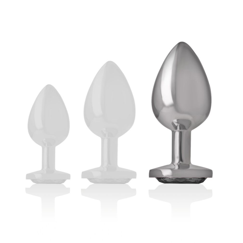 Vergelijking van drie metalen anale plugs in verschillende maten.