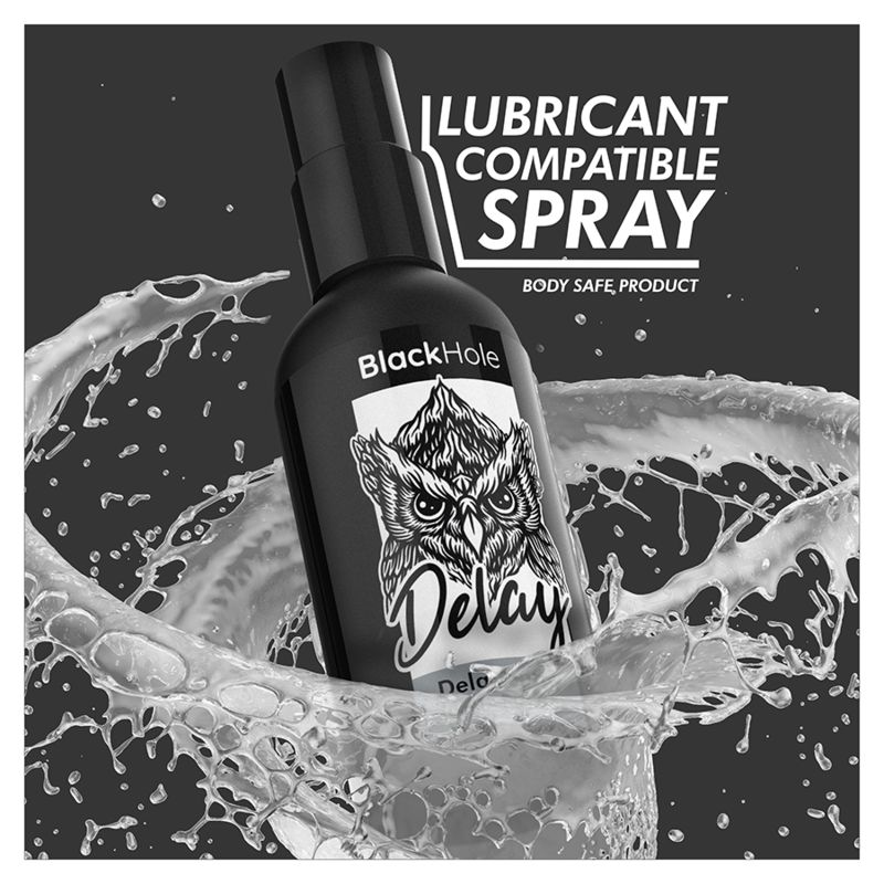 Flacon noir dans l'eau. Texte : "Spray compatible avec les lubrifiants". Nom du produit "Black Hole".
