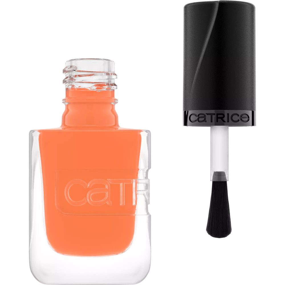 Flacon de vernis à ongles orange avec bouchon noir. Pinceau visible. Marque Catrice.