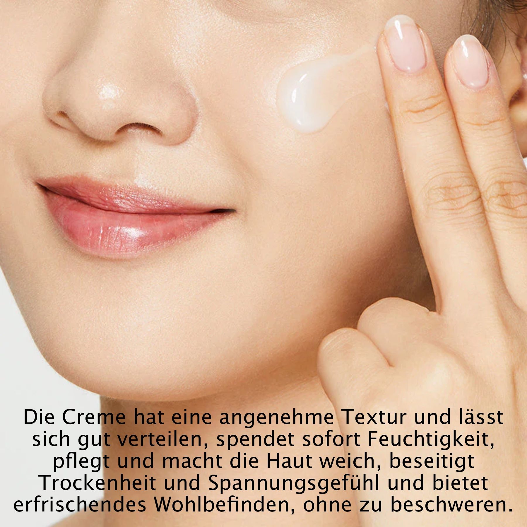 Gezicht met crème. Crème wordt aangebracht. Opschrift: COSRX.