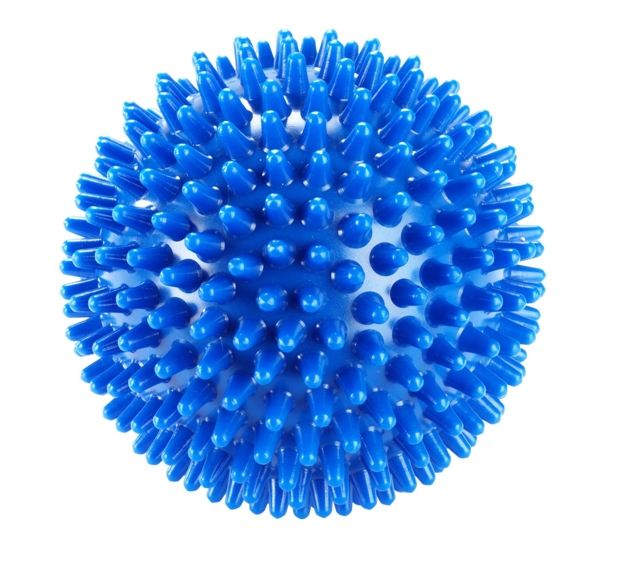 Blauwe, stekelige therapiebal. Ronde vorm met talrijke noppen. Close-up, geïsoleerd op witte achtergrond.
