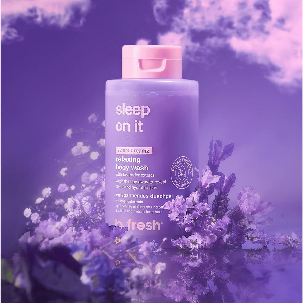 Bouteille violette avec inscription 'sleep on it relaxing body wash' et lavande. Formule Vegan Friendly.