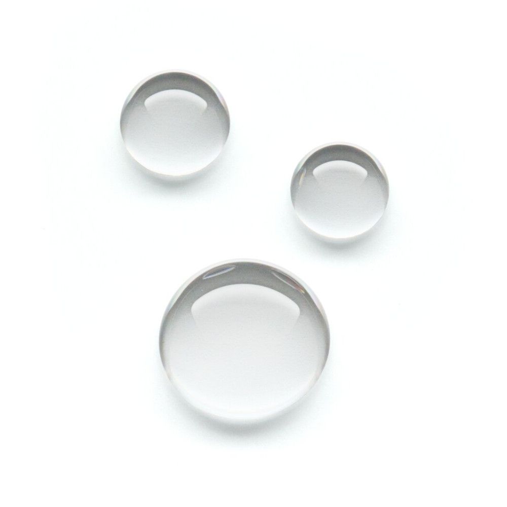 Drie transparante, ronde druppels op witte achtergrond. Verschillende maten, heldere vorm.