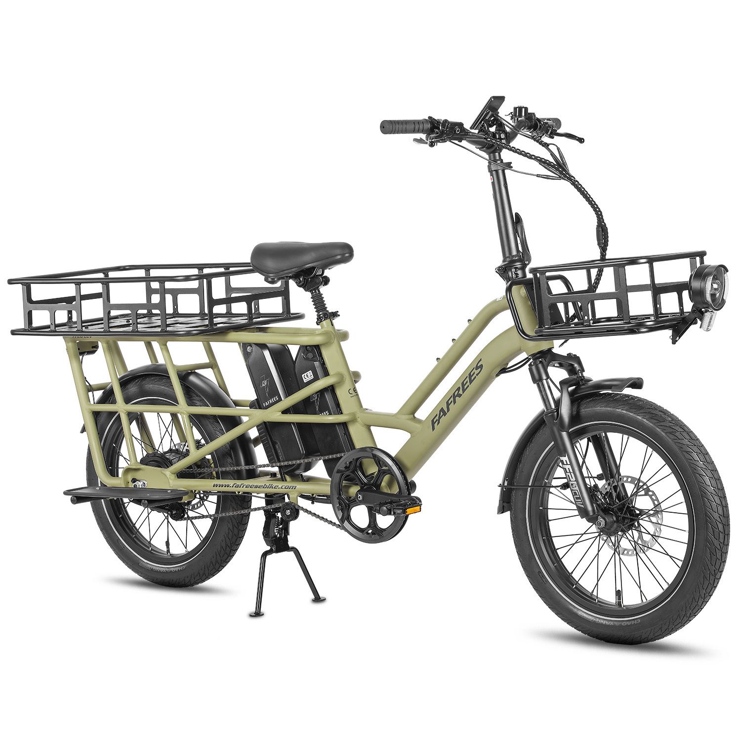 Olijfgroene elektrische bakfiets met voor- en achterdrager. Koplamp, twee accu's, zwarte spatborden. Op standaard.