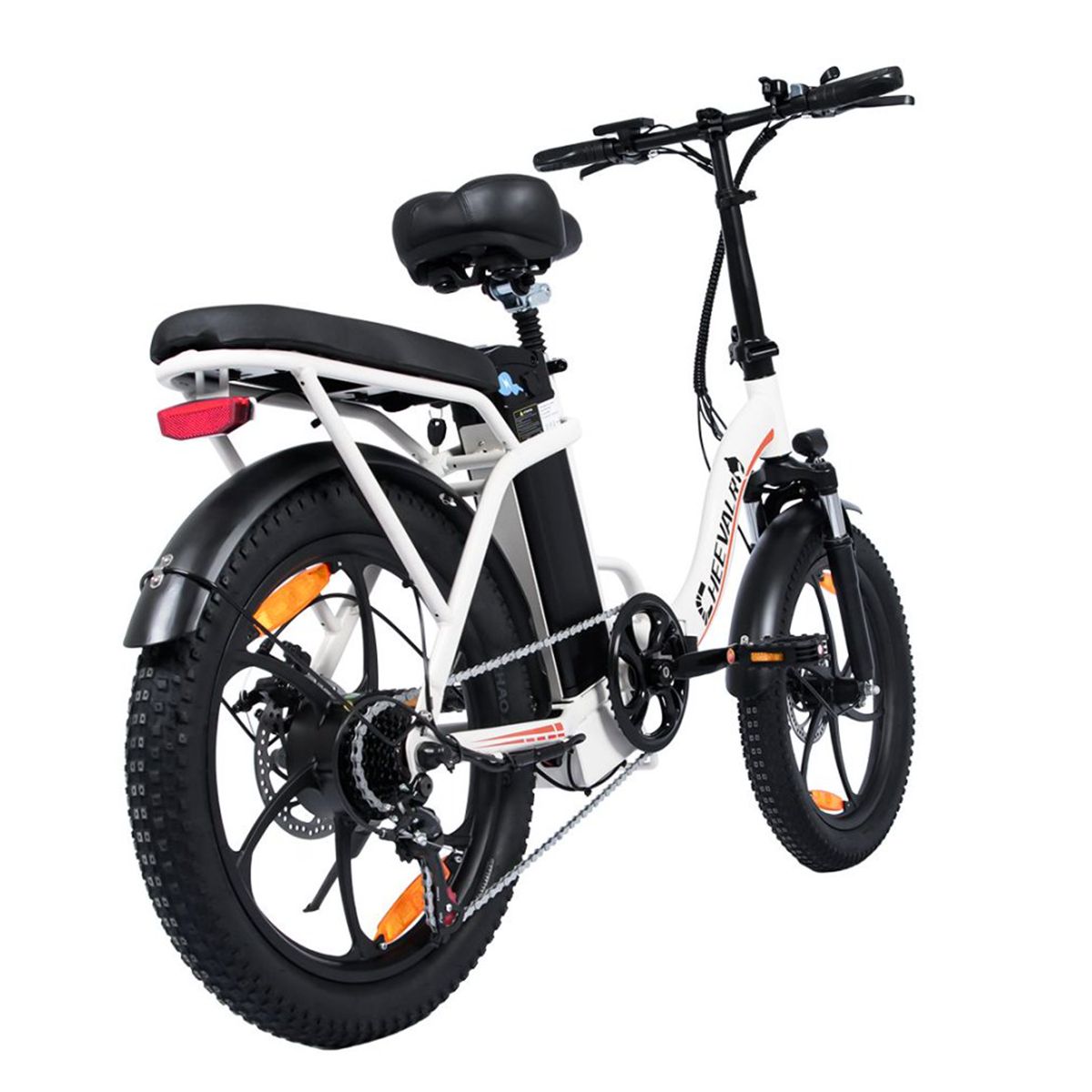 Vélo électrique blanc avec pneus noirs. Visible : porte-bagages, feu arrière, marque CHEEVALRY.