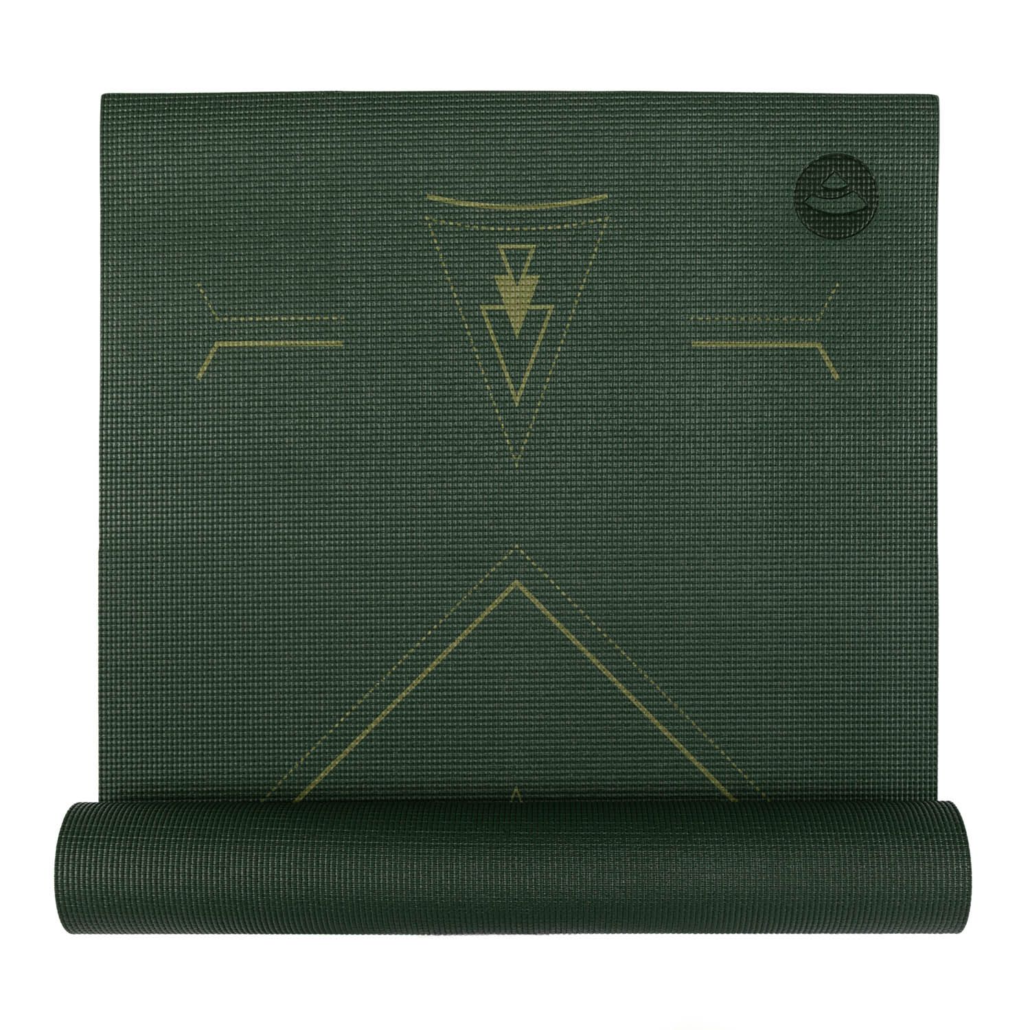 Tapis de yoga vert partiellement enroulé. Motifs géométriques dorés. Logo en haut à droite. Surface texturée.