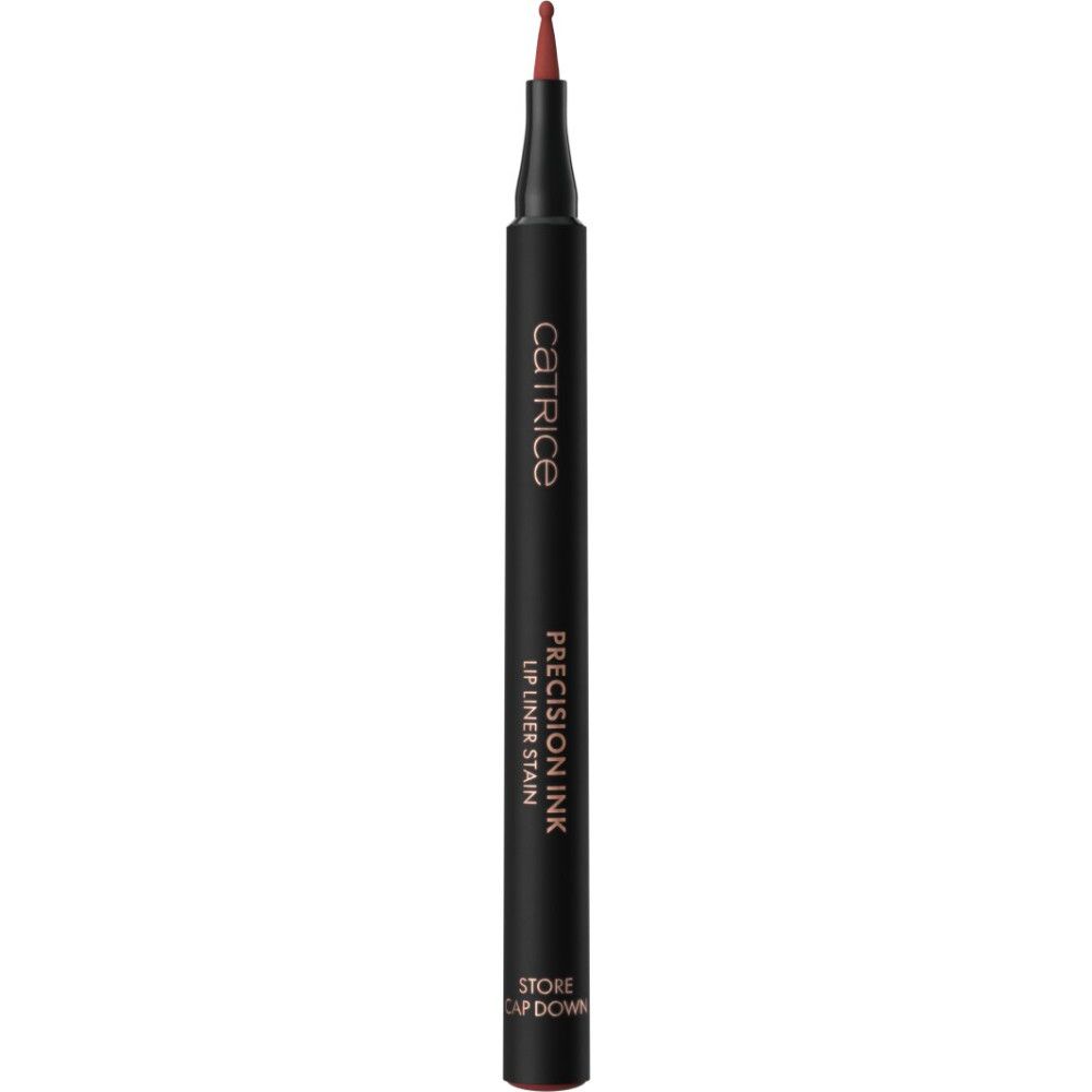 Zwarte liplinerstift met fijne punt. Opschrift: CATRICE, PRECISION INK LIP LINER STAIN.