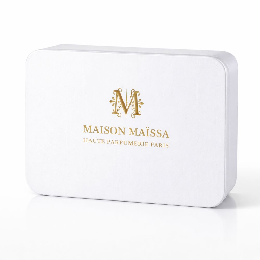 Boîte rectangulaire blanche avec logo doré et texte MAISON MAÏSSA. Inscription : HAUTE PARFUMERIE PARIS.