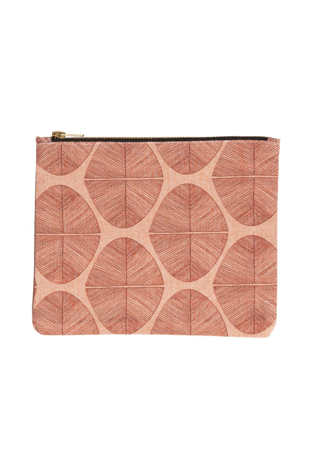 Make-uptasje met bladerenpatroon. Rechthoekige vorm, ritssluiting. Roze-beige tint.