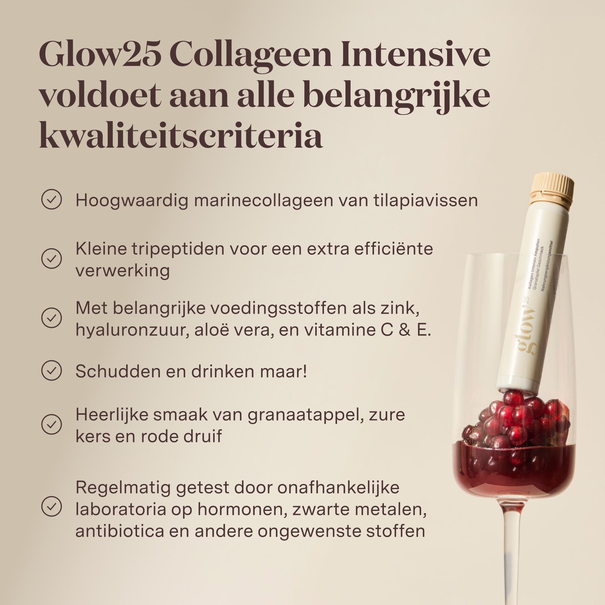 Glow25 collageen drinkampul in een wijnglas met granaatappelpitjes.